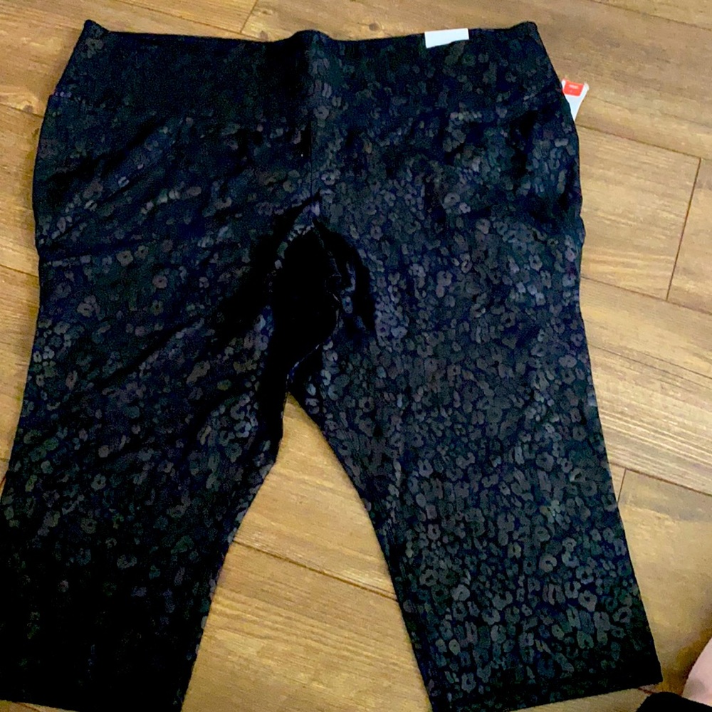 BNWT! Leopard print capri length leggings